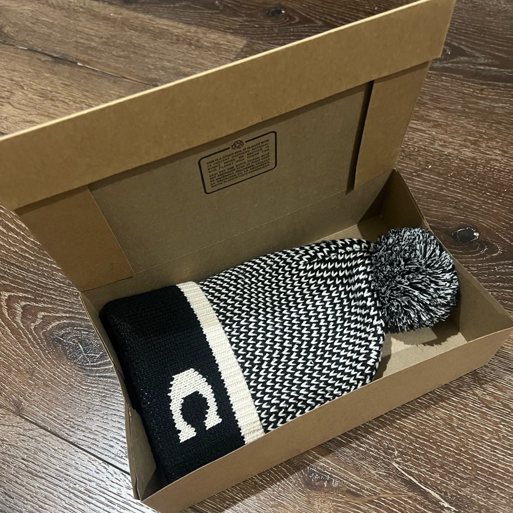 EUC Coach beanie hat Monochrome Knit Beanie with Logo including box